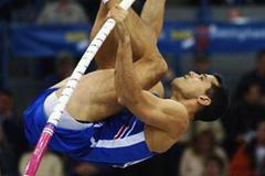 Romain Mesnil (FRA) in action in the pole vault qualification (Getty Images)