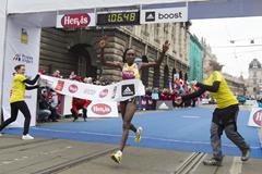Gladys Cherono breaks the course record at the Prague Half Marathon (Organisers)