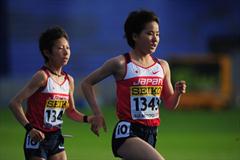 Tomoka Kimura leads from Japanese team-mate Katsuki Suga during the girls 3000m final - Day One WYC Lille  (Getty Images)