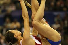 Yelena Isinbayeva clears 4.75m to clinch the pole vault gold medal (Getty Images)
