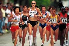 Paula Radcliffe in the lead (© Allsport)