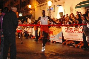 Edwin Soi defends his victory in the Scicli 10Km (Alberto Zorzi)