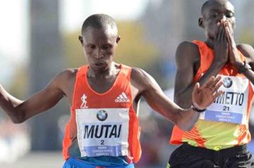Geoffrey Mutai holds off Dennis Kimetto in Berlin (BMW Berlin Marathon/Jiro Mochizuki)