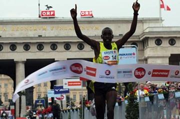 Henry Sugut takes the Vienna City Marathon victory in 2010 (VCM / Niki Wagner)