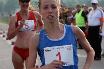 Olga Kaniskina holds off Melanie Seeger in the Krakow 10Km (Krakow organisers)