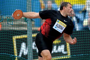 Another 2011 victory for ever-young Virgilijus Alekna, this time in London (Mark Shearman)