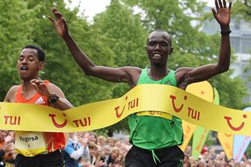 Joseph Kiprono Kiptum (r) just edges Mergesa Bacha to win the 2012 Hannover Marathon (Organisers)