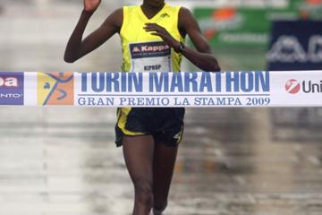 Agnes Kiprop takes the 2009 Turin Marathon (photorun.net)