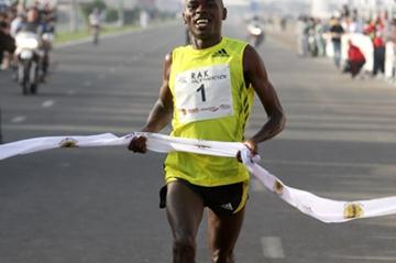 Patrick Makau winning the Ras Al Khaimah Half Marathon (Victah Sailer)
