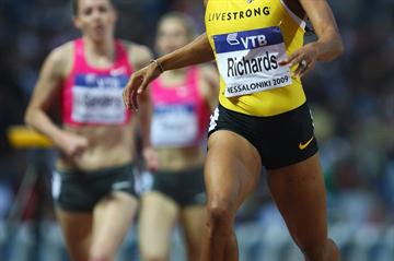 Sanya Richards puts in a late kick to win the women's 400m (Getty Images)