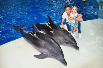Anna Chicherova and her daughter Nika at the Sochi Dolphinarium