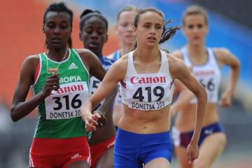 Anita Hinriksdottir and Dureti Edao in the girls 800m semifinal at the IAAF World Youth Championships 2013 (Getty Images)