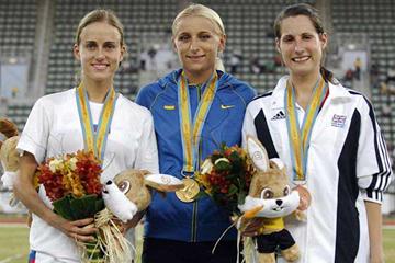 Centre - Yuliya Krevsun of Ukraine on the medal podium in Bangkok - (left) Ekaterina Kostetskaya RUS; (right) Charlotte Best GBR (Nicolas Messner / FISU)