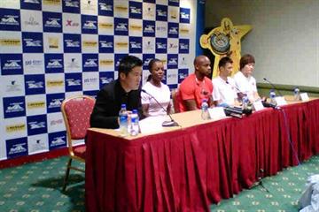 Shanghai press conference - 13 May - (l to r) moderator, Jamaica's Veronica Campbell-Brown and Asafa Powell, and China's Yi Lao and Li Yanfeng (IAAF.org)