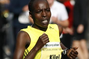200m to go: Caroline Cheptanui Kilel en route to a big PB 2:25:24 in Ljubljana (Bob Ramsak)