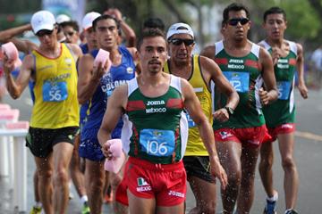 Diego Flores leading in the men's 20km Race Walk at 2013 Pan American Race Walking Cup (Fernando Ruiz)