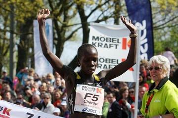 Sharon Cherop takes the Hamburg Marathon title with a 2:28:38 personal best (Hoch Zwei / Hamburg Marathon)