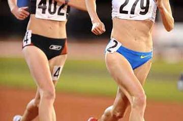 New Zealand’s Kim Smith trails Shalane Flanagan in the 10,000m (Kirby Lee)