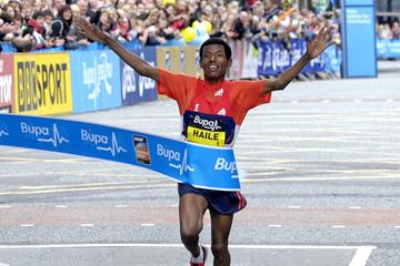 Haile Gebrselassie wins the 2012 BUPA Great Manchester Run 10k (Athletics Images)