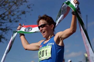 Kjersti Plätzer takes the 20km win in Chihuahua - 2009 IAAF Race Walking Challenge (Alex Aguirre)