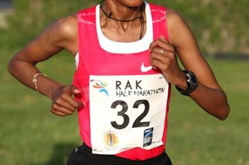 Debut determination - Elvan Abeylegesse en route to her 1:07:07 in Ras Al Khaimah (Victah Sailer)