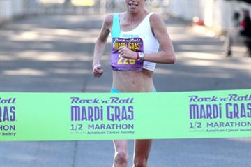 Kim Smith approaches the line in 1:07:36 for a US all-comers Half Marathon record in New Orleans (Victah Sailer)