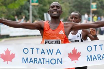 Laban Moiben successfully defends his Ottawa Marathon title (Victah Sailer)