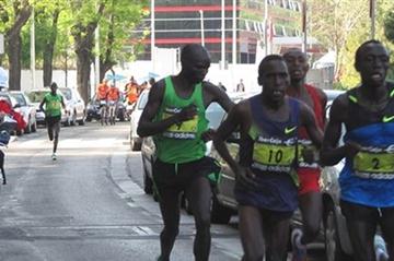 Moses Arusei (r) on the way to his 2:10:58 course record in Madrid (Mareas)