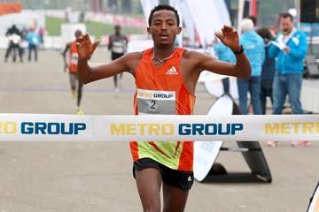 Seboka Tola takes down the course record in Dusseldorf (Victah Sailer/photorun.net)