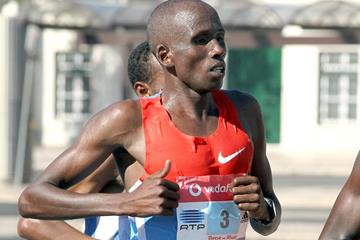 Martin Lel en route to victory in Lisbon (Andrew McClanahan/Photo Run)