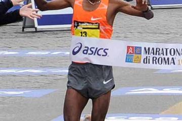 Running barefoot for the last 300m, Siraj Gena of Ethiopia takes the 2010 Rome Marathon title (Michele D' Annibale)
