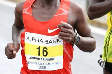 Josephat Ngetich en route to his Athens Marathon victory (Victah Sailer)