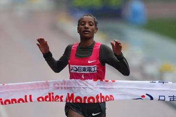Amane Gobena of Ethiopia breaks the tape at the 2010 Osaka Marathon (Yohei Kamiyama/Agence SHOT)
