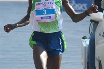 Benson Cherono winning the 2006 Milano Marathon (Lorenzo Sampaolo)