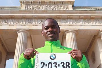 Patrick Makau and his World record numbers at Berlin's Brandenburg Gate (Victah Sailer)