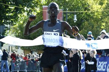 Leonard Komon taking another Berlin 10-K victory (BERLIN RUNS / Jürgen Engler)