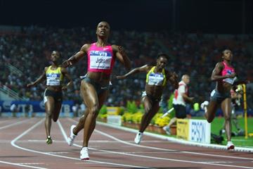 Carmelita Jeter strides clear in the women's 100m to clock 10.64 at the 2009 World Athletics Final (Getty Images)