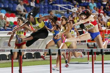 Maribel Caicedo (left) on her way to a South American youth record in the 100m hurdles (Diego Sinisterra / organisers)