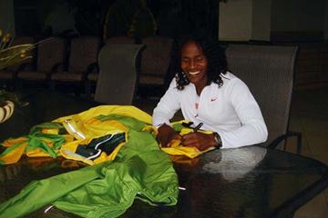 Maria Mutola donates Sydney 2000 kit to the IAAF (c)