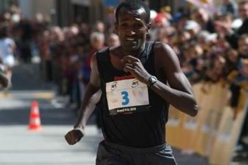 Imane Merga en route to the 26th Giro Media Blenio 10Km title (Lorenzo Sampaolo)