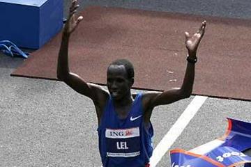 Martin Lel salutes his New York win (Getty Images)