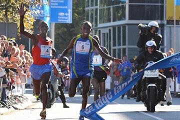 Close! Charles Kamathi edges Nicolas Chelimo Kipkorir in Eindhoven, with both clocking 2:07:38 (Nico Delmeire)
