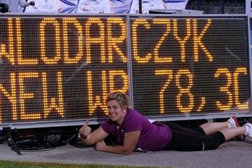 Anita Wlodarczyk with her World record numbers in Bydgoszcz (Piotr Sumara)