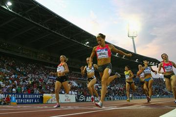 Anna Willard makes it four out of four 800m victories this year, chased by team-mate Maggie Vessey (Getty Images)