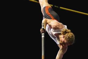 Steve Hooker vaulting at 2009 Sydney Track Classic (Getty Images)