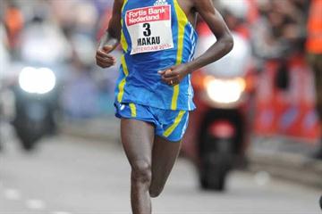 Fast! Patrick Makau en route to his 2:04:48 PB in Rotterdam (Jiro Mochizuki)
