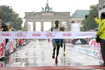 Patrick Makau, victorious in Berlin (Victah Sailer)