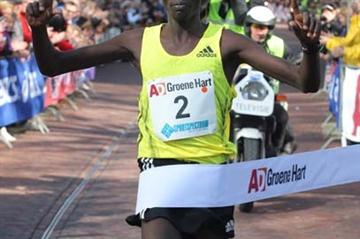 Wilson Chebet wins the 2009 Alphen 20km (Ingeborg Houdijk)