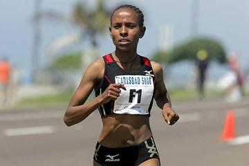 Meseret Defar of Ethiopia on the way to 2007 Carlsbad 5k title (Victah Sailer)