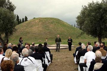 Ceremony at the Marathon Tomb - AIMS Symposium, 2007 (Francis Kay/Marathon-Photos.com)